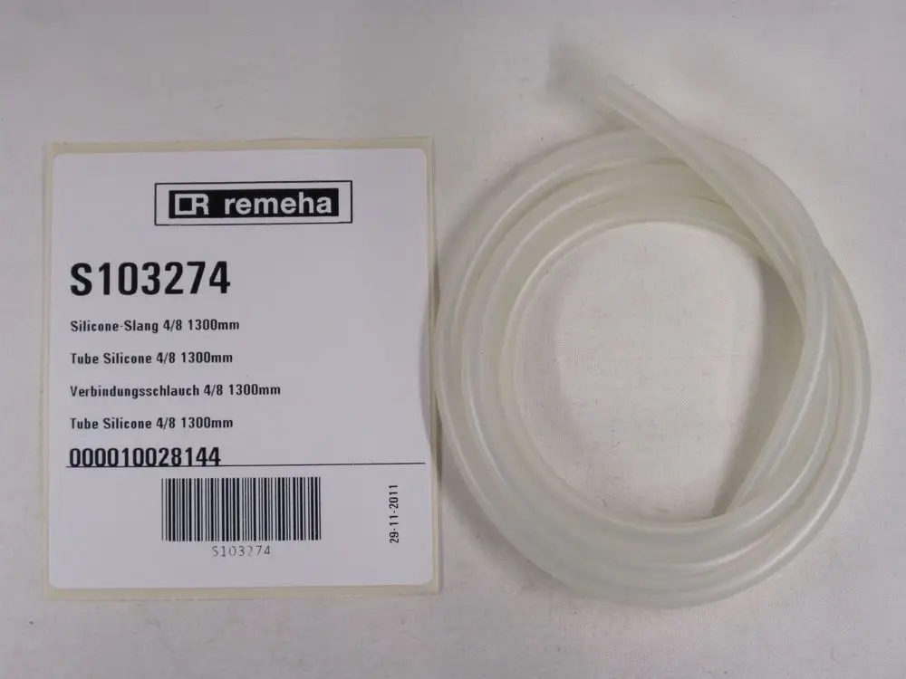 Durchsichtiger Silikonschlauch, leicht gewunden, mit Verpackung von Remeha, beschriftet mit Artikelnummer und Produktdetails.
